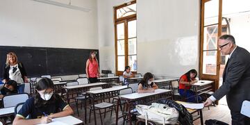 Solo el 16% de los alumnos que llegan al secundario acaban sus estudios en tiempo y forma.