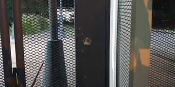 Uno de los proyectiles impactó sobre el portón en Avenida Presidente Perón al 8100.