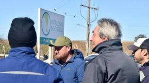 Trabajadores y gremialistas se concentran en el acceso a las plantas de carga y procesamiento de granos.