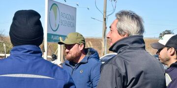 Trabajadores y gremialistas se concentran en el acceso a las plantas de carga y procesamiento de granos.
