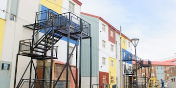 Comenzó la colocación de las primeras estructuras de escaleras de emergencia en Chacra II y Chacra IV