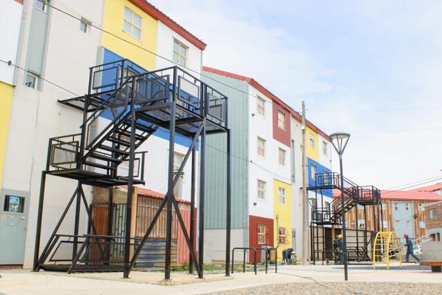 Comenzó la colocación de las primeras estructuras de escaleras de emergencia en Chacra II y Chacra IV