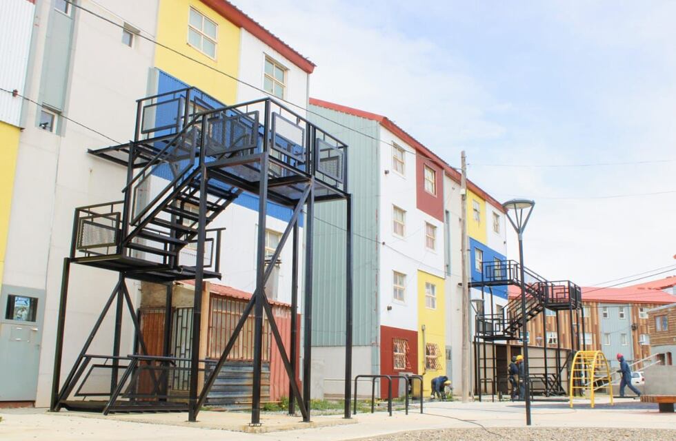 Comenzó la colocación de las primeras estructuras de escaleras de emergencia en Chacra II y Chacra IV