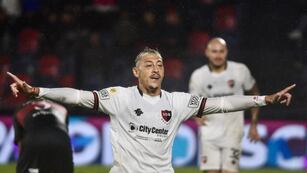 Luciano Herrera aprovechó el rebote para que la Lepra pase a ganarlo 2 a 0 en su visita a Victoria.