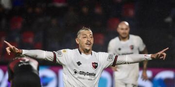 Luciano Herrera aprovechó el rebote para que la Lepra pase a ganarlo 2 a 0 en su visita a Victoria.