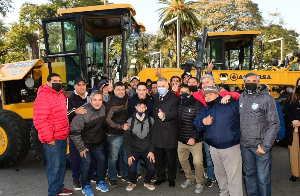 Entregaron de maquinarias viales a comunas del interior