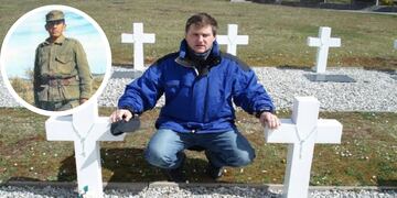 El excombatiente Jorge Alberto Racca, en el cementerio de Darwin junto a las tumbas de Eduardo Sosa y Simón Antieco, este último el único descendiente mapuche caído en Malvinas.