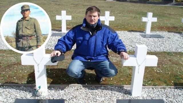 El excombatiente Jorge Alberto Racca, en el cementerio de Darwin junto a las tumbas de Eduardo Sosa y Simón Antieco, este último el único descendiente mapuche caído en Malvinas.