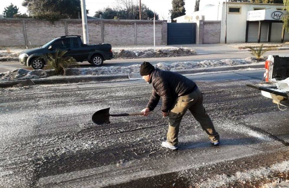 Calles congeladas: comenzaron a esparcir sal para derretir el hielo en la calzada
