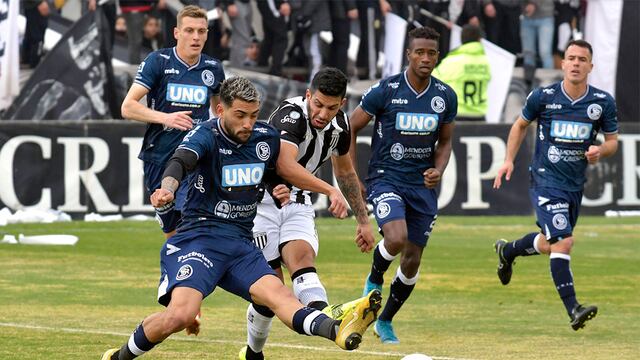 Clásico del fútbol
Superclásico del fútbol de Mendoza  entre el Club Atlético Atlético  Gimnasia y Esgrima y el Club Sportivo  Independiente Rivadavia. 
Foto: Orlando Pelichotti / Los Andes