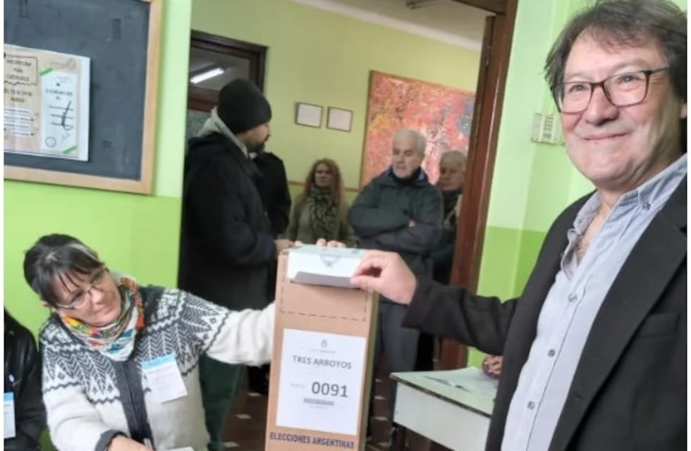 Elecciones 2023 en Tres Arroyos: Votó el candidato a concejal Adolfo Olivera