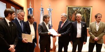 El CEO de Ledesma, Javier Goñi, recibe de manos del gobernador Morales el decreto por el cual el Poder Ejecutivo provincial crea formalmente el Parque Industrial Ledesma.