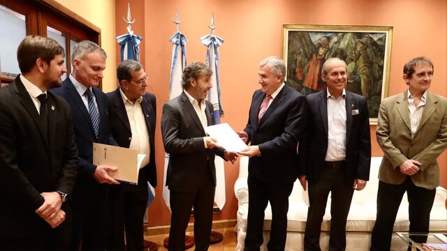 El CEO de Ledesma, Javier Goñi, recibe de manos del gobernador Morales el decreto por el cual el Poder Ejecutivo provincial crea formalmente el Parque Industrial Ledesma.