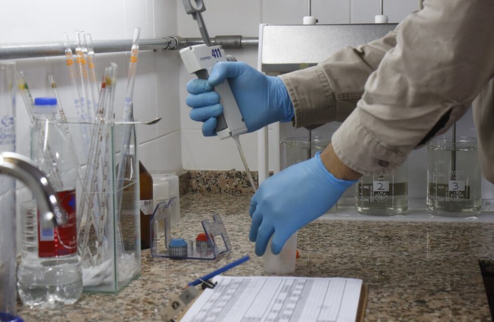 Carlos Paz: equipamiento de alta tecnología y nuevos químicos para mejorar el color del agua