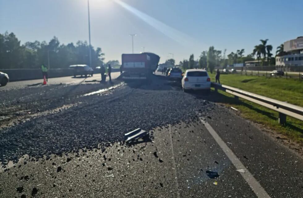 Acceso Oeste: choque entre dos camiones y seis autos dejó una persona atrapada