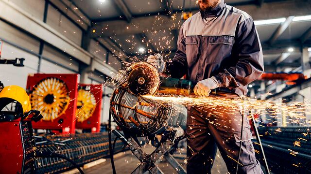 A metal industry worker processing armature with grinder at factory.
Industria Metalúrgica, Metalurgia