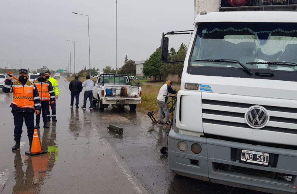 Córdoba: la lluvia le jugó una mala pasada a un camión, pero sólo fue un susto