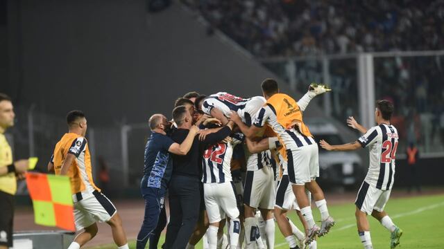 El técnico Pedro Caixinha es uno más en la montaña del festejo por el gol de Matías Esquivel (Facundo Luque / La Voz).