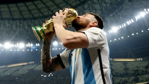 Lionel Messi con la Copa del Mundo