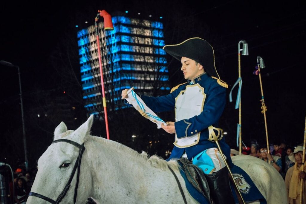 El relato histórico dice que el general Belgrano dio lectura a un bando en el que ordenaba a la población jujeña unirse a las fuerzas del Ejército del Norte que partían hacia el sur, para contrarrestar el avance de los españoles que buscaban recuperar territorios. La escena es recreada desde hace años cada atardecer del 22 de agosto.