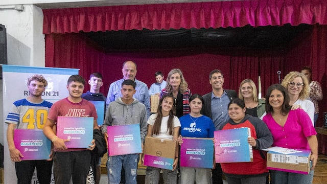 Alumnos de diferentes colegios recibieron computadoras