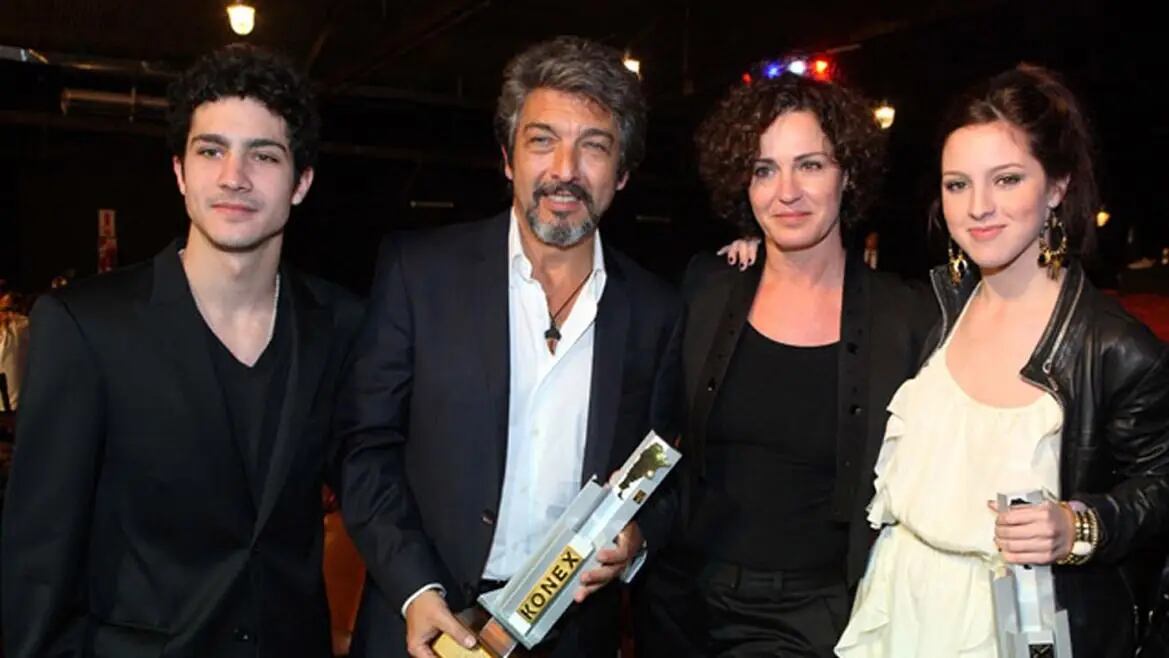 Ricardo Darín junto a sus dos hijos, el Chino y Clara.