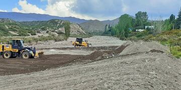 Máquinas de la Dirección de Hidráulica desembancan y refuerza las márgenes en un tramo de más de mil metros del arroyo Las Mulas en Las Vegas, Potrerillos. Gentileza GM