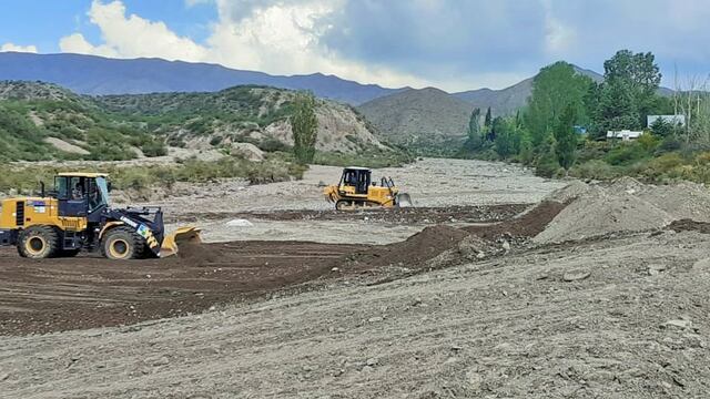 Máquinas de la Dirección de Hidráulica desembancan y refuerza las márgenes en un tramo de más de mil metros del arroyo Las Mulas en Las Vegas, Potrerillos. Gentileza GM