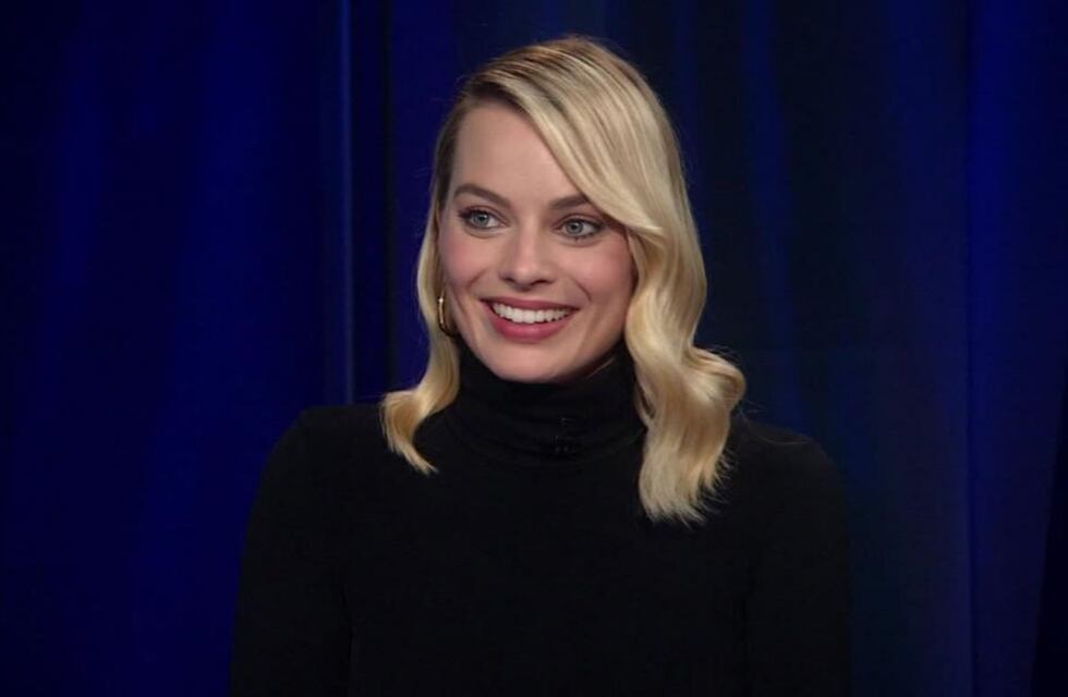 Margot Robbie homenajeó a Lady Di con un vestido de cuello bobo y lunares