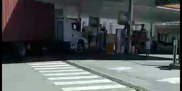 Filmó el caos vehícular que se genera en una estación de servicio de Juan. B Justo y San Juan