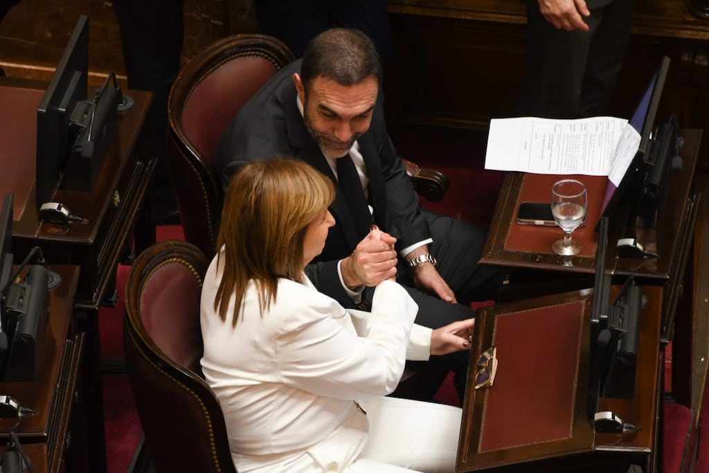 Patricia Bullrich junto a Ezequiel Atauche, presidente de la Comisión de Presupuesto y Hacienda