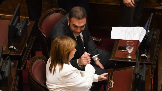 Patricia Bullrich junto a Ezequiel Atauche, presidente de la Comisión de Presupuesto y Hacienda