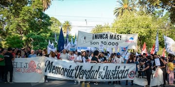 Cientos de sanjuaninos marcharon y conmemoraron el Día de la Memoria, la Verdad y la Justicia: ‘Son 30.000 Nunca Más’.