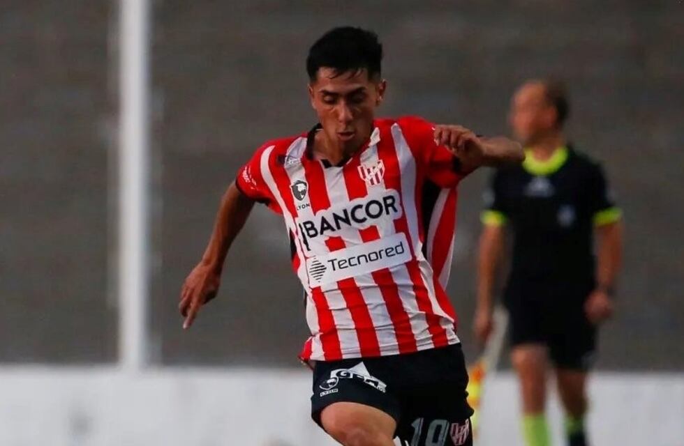 Nahuel Mansilla futbolista de Arroyito firmó su primer contrato profesional con Instituto de Córdoba