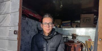 Facundo Mora dejó su casa en Trelew para vivir en Río Negro, en una camioneta para poder ir a la universidad.