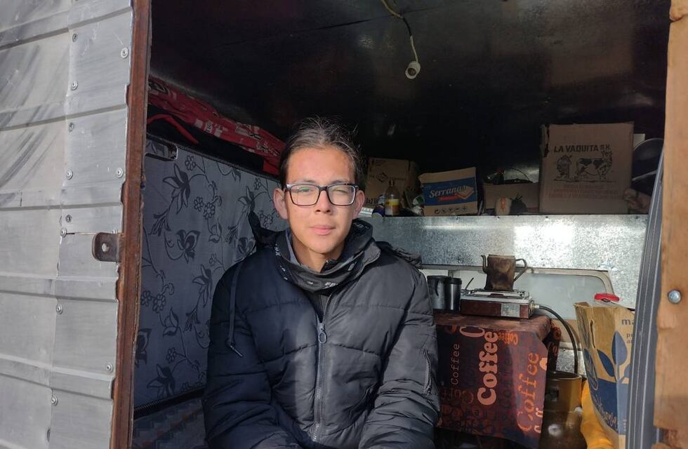 Dejó su casa para vivir en una camioneta con un solo objetivo: estudiar física, ser maestro y tener un futuro mejor en Río Negro