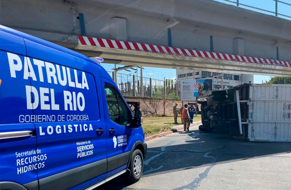 Córdoba: un camión de carga se dio vuelta y quedó de costado en plena Costanera