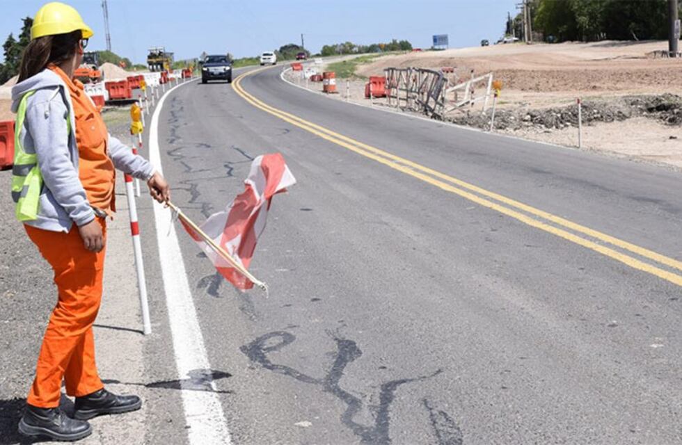 Mujer banderillera en obra de Ruta 18