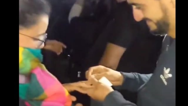Sonaba "Sólo Contigo" de La Mona y decidió que era el momento ideal de hacer la propuesta.