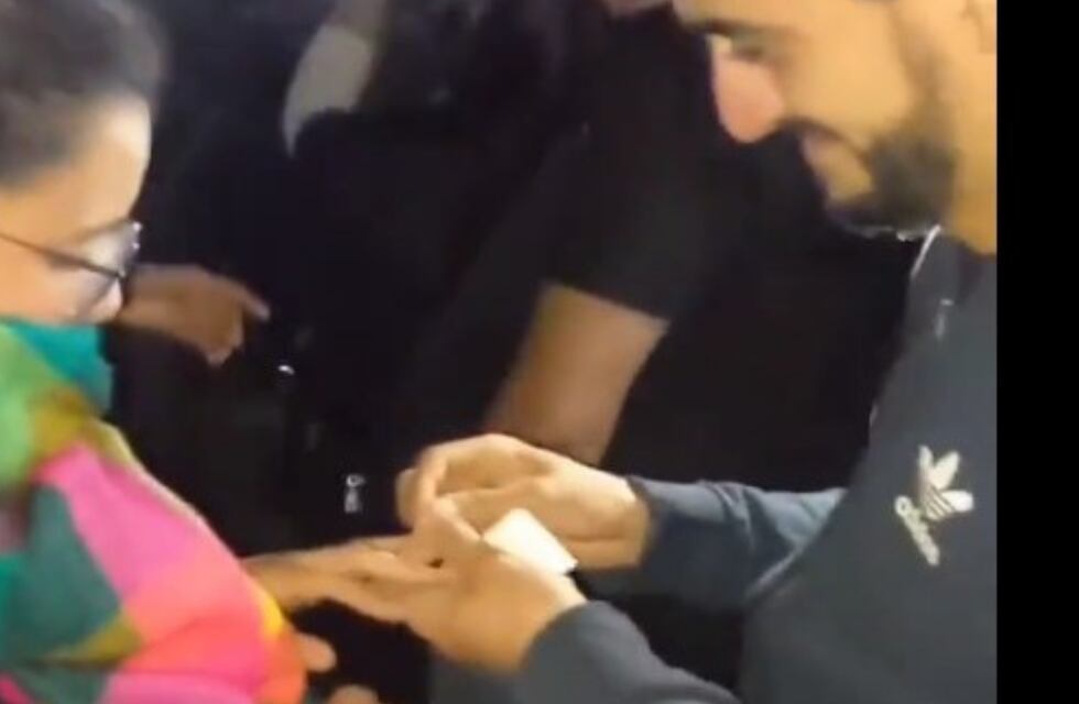 Video: le pidió casamiento mientras cantaba La Mona en el festival Bum Bum