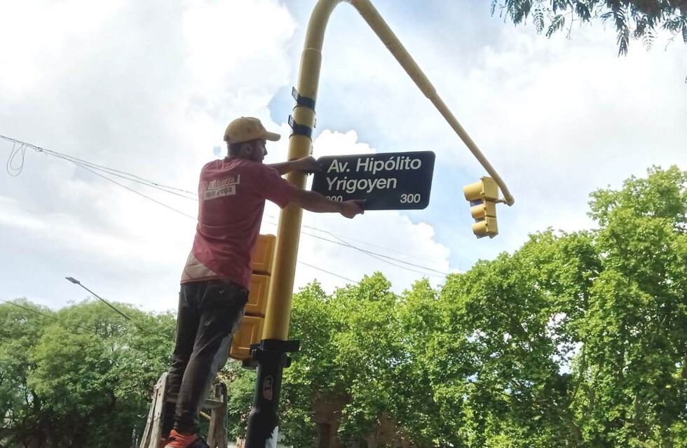 Comenzaron a renovar los carteles de señalización de las calles