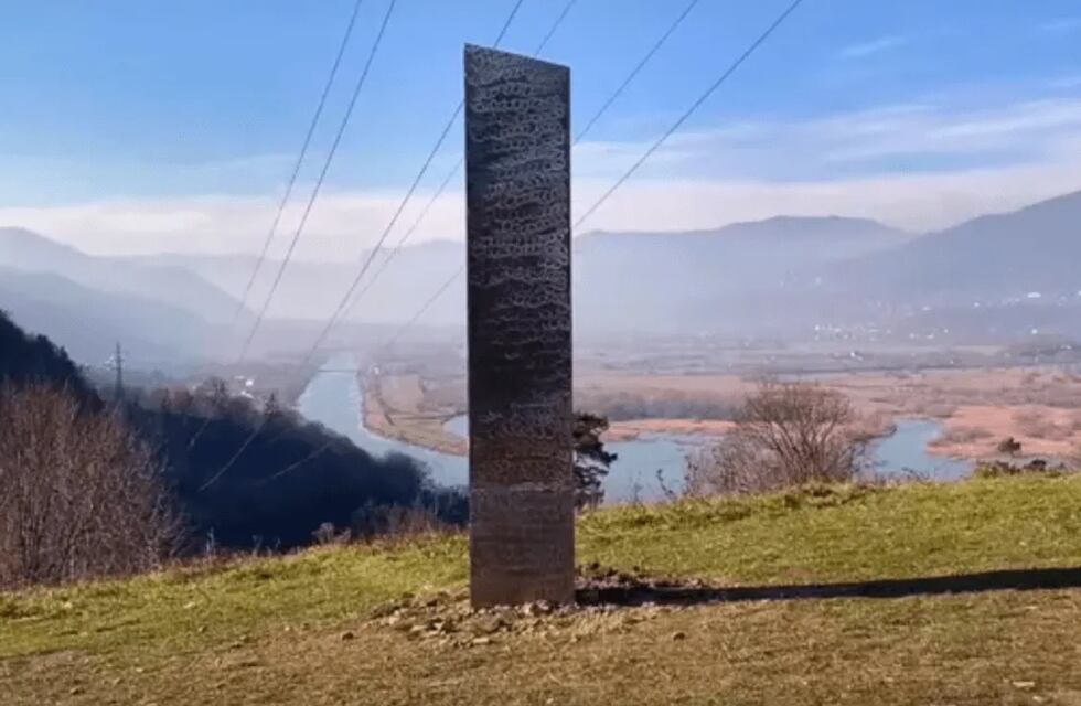 Apareció en Rumania un monolito parecido al de Utah