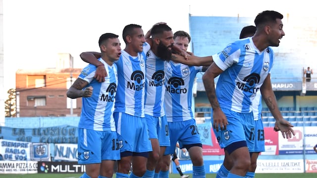 Todos abrazan al goleador. Gimnasia y Esgrima de Jujuy, gracias a la cabeza de Alejandro Quintana, rescató un empate en Córdoba.