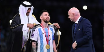 Qué es el bisht, la túnica negra que usó Lionel Messi cuando levantó la Copa del Mundo y cuál es su significado.