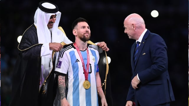 Qué es el bisht, la túnica negra que usó Lionel Messi cuando levantó la Copa del Mundo y cuál es su significado.