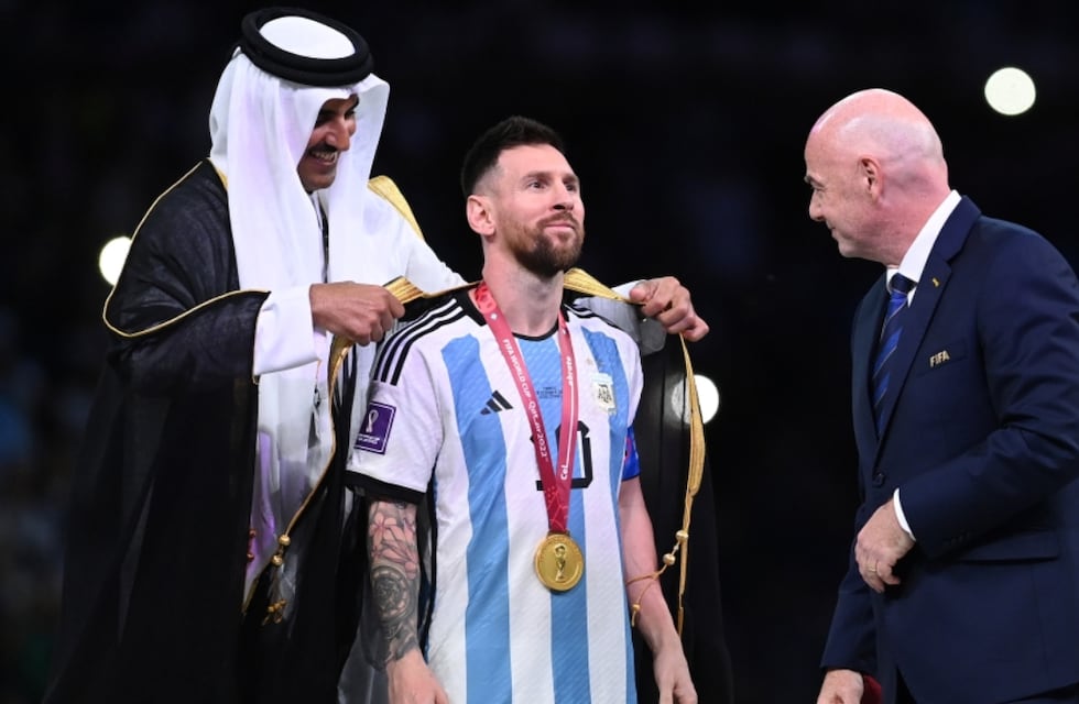 Qué es el bisht, la capa negra que usó Lionel Messi cuando levantó la Copa del Mundo, y cuál es su significado