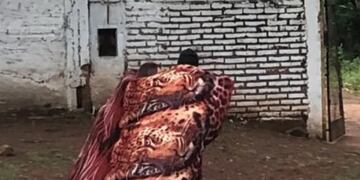 Salieron a la calle envueltos en un acolchado y causaron furor en Twitter.