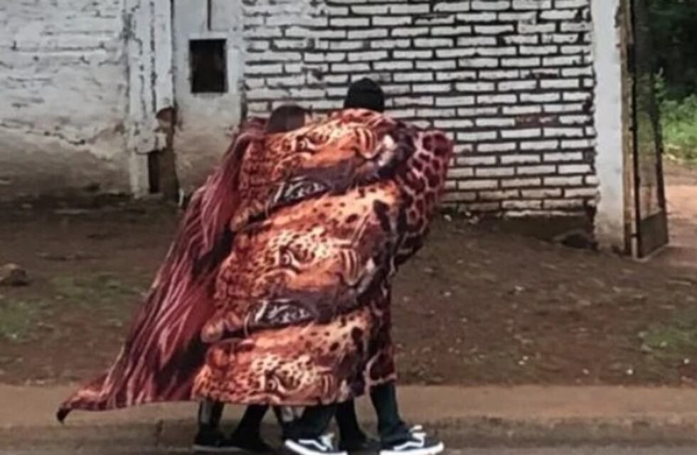 Salieron a la calle envueltos en un acolchado y causaron furor en Twitter