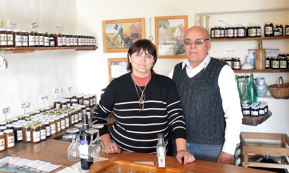 Doña Rosalba y Don Elvio, quienes atienden la finca.