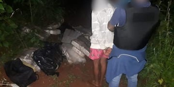 Dos motociclistas detenidos en Jardín América por circular con más de 300 kilos de marihuana.